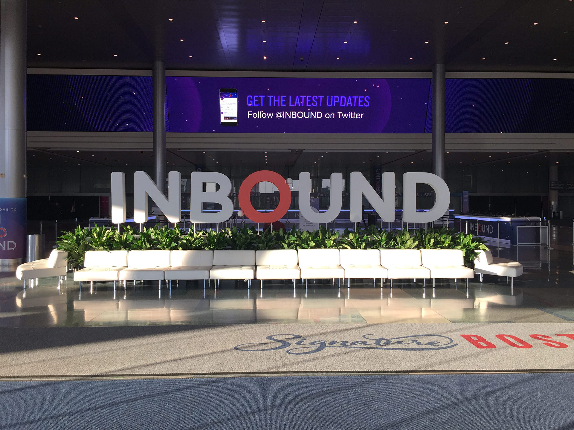 正面玄関 INBOUNDロゴ